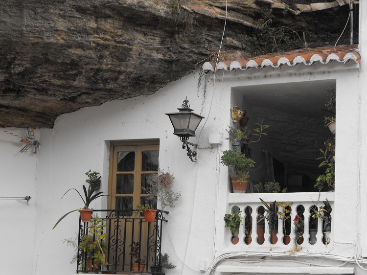 Balcony under rocks: Setenil de las Bodegas