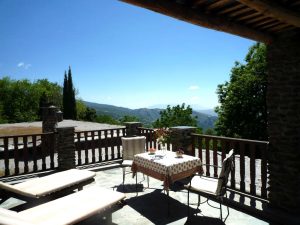 Dieser schöne und exklusive Cortijo mit 5 Apartments liegt in der Nähe des Dorfes Pitres in den hohen Alpujarras, südlich des Nationalparks Sierra Nevada