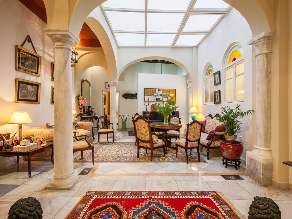 Great Manor House For 2-6 Persons In the Santa Criz District Near The Center Of Seville