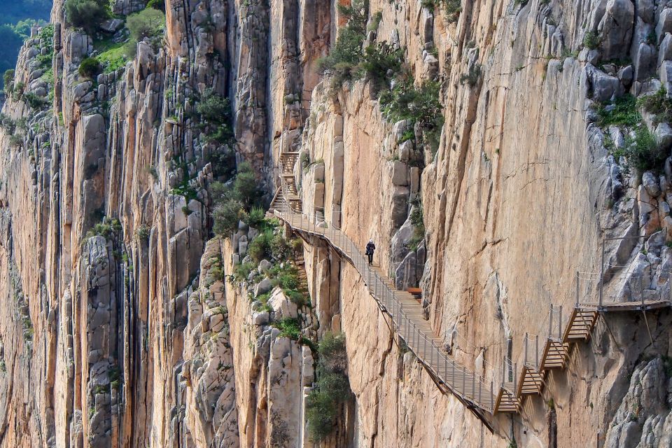 The Caminito del Rey tickets take you right on the rock side