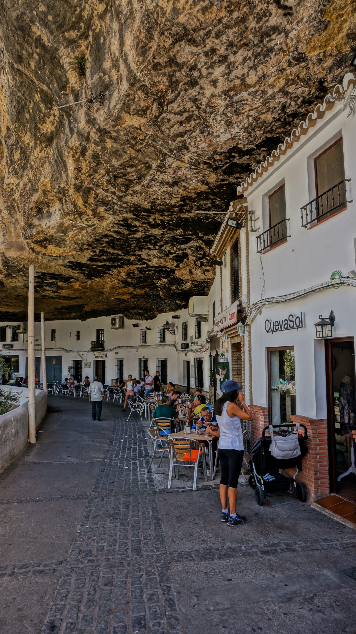 Restaurants built into the rocks: Setenil de las Bodegas