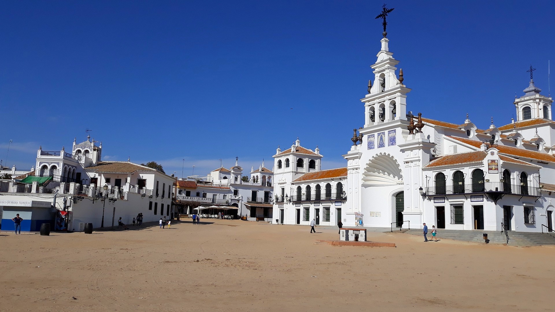 A not quite traditional whitewashed Andalusian village – El Rocio has streets full of sand