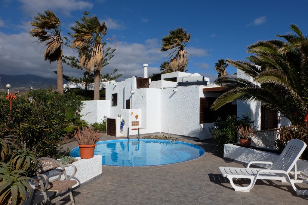 Little house with pool, sea- and mountain views and a big sun terrace for 4 persons