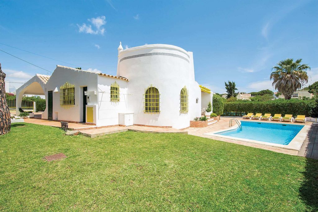 Amazing colourful traditional Portuguese style villa for 7 persons in a residential area