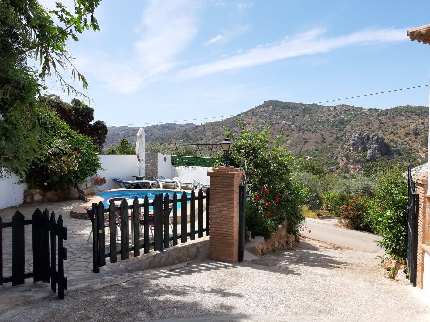 Country house for 4-6 people with private pool near the whitewashed village of Comares