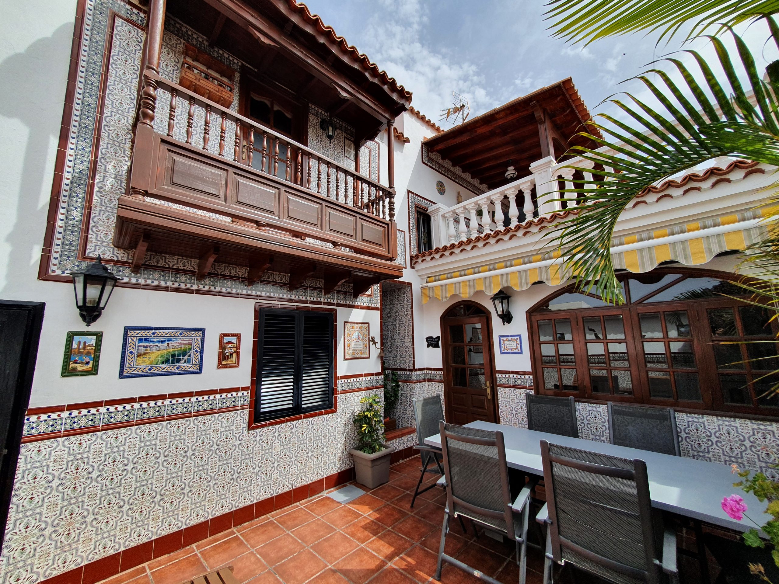 Charming typical Canarian house for 2-6 people, overlooking the sea and with pool access!